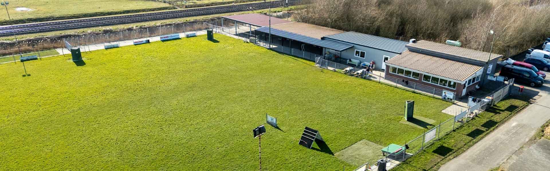 Omheind trainingsveld en aanzicht Hondenschool Active Dog Care